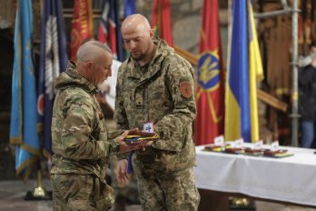 Родинам загиблих воїнів 24-ї бригади у Львові вручили ордени “Хрест Героя”