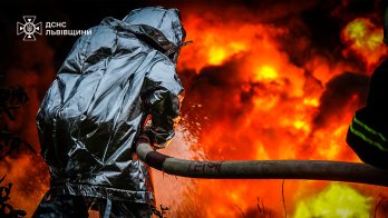 У ДСНС показали рятувальників, які 12 годин ліквідовували наслідки атаки на Львівщину – 32