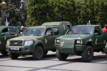 Львівщина передала ЗСУ двадцять автомобілів та пів тисячі бронежилетів – 01