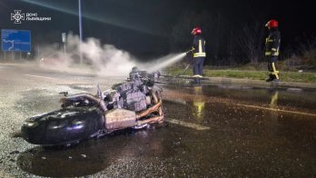 Біля Львова два мотоцикли врізалися у Volvo і загорілися, водіїв госпіталізували – 03