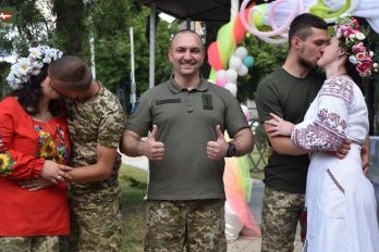 На Трійцю в одному з міст Донеччини одружилися дві пари військовослужбовців – 01