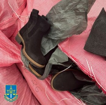Львівська обласна прокуратура показала брендове взуття, яке ввозили під виглядом гуманітарки – 01