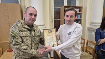 Військовий ЗСУ презентував у Львові панно із Шевченком із 15 200 пластикових кришок – 03