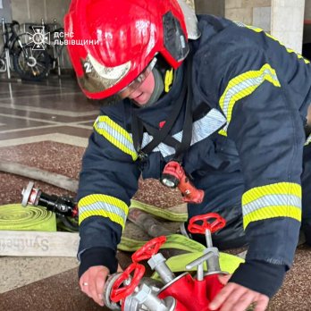 У Львові виникла масштабна пожежа у 12-поверховому готелі: людей евакуюють – 02