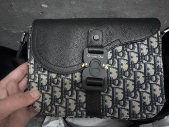 На кордоні на Львівщині затримали брендові речі та парфуми на 900 тисяч гривень