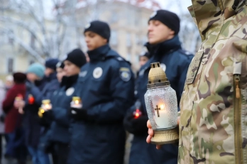 «Запали свічку пам’яті»: львів’яни доєднались до загальнонаціонального дня скорботи – 16