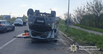 Біля Львова вантажівка перекинулася на дах після зіткнення з двома автівками – 01