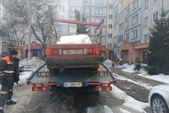5 авто, що роками стояли без руху, евакуювали з вулиць Львова цього тижня – 04