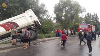На Яворівщині зіштовхнулися дві вантажівки (фото) – 01