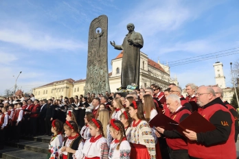 У центрі Львова сотні людей відзначили річницю від дня народження Шевченка