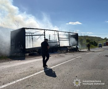 На Золочівщині внаслідок ДТП згоріла вантажівка: 56-річний водій загинув – 04