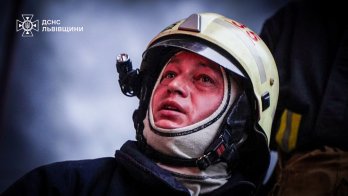 У ДСНС показали рятувальників, які 12 годин ліквідовували наслідки атаки на Львівщину – 12