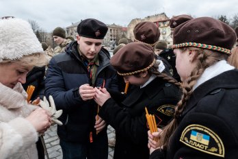 На Стрітення у Львові запалили свічки на могилах загиблих воїнів