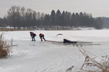 Львівські рятувальники показали, як допомогти людині, яка провалилася під лід – 02