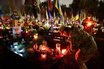 Львів’яни одночасно запалили лампадки на полях Почесних поховань воїнів – 04