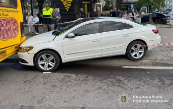 Два авто виїхали на тротуар: в ДТП на Сихові постраждала 73-річна пішохідка – 03