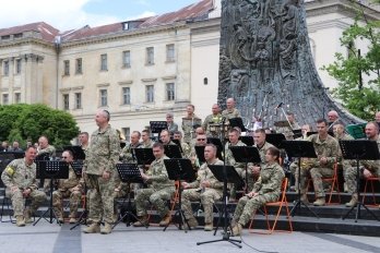 Оркестр Національної військової академії виступив з концертом у центрі Львова – 01