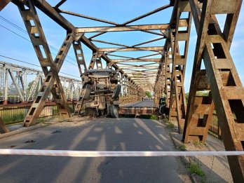 Пошкоджена фура та легковик: на Закарпатті обвалився міст (фото) – 01