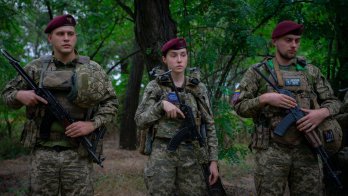 Операторку FPV-дронів  зі Львова нагородили почесною відзнакою “Золотий хрест” – 01