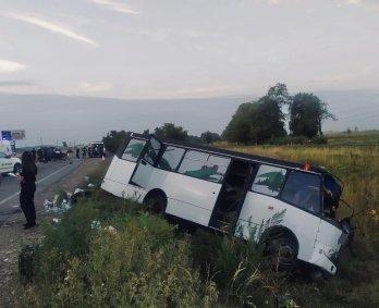 У ДТП на Прикарпатті зіткнулися рейсовий автобус та автомобіль: 16 травмованих, 1 загиблий – 02