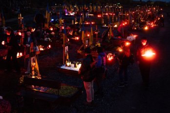Львів’яни одночасно запалили лампадки на полях Почесних поховань воїнів – 02