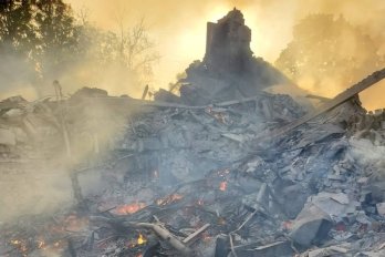 На Луганщині росіяни скинули авіабомбу на школу: близько 60 людей загинули – 01