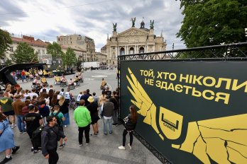 У центрі Львова ветерани зіграли в баскетбол на кріслах колісних – 02