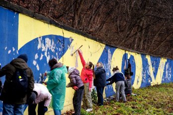 Біля Парку культури у Львові відновлюють мурал “Азовсталь” – 06