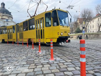 На перехресті двох вулиць у Львові встановили 17 делінеаторів – 04