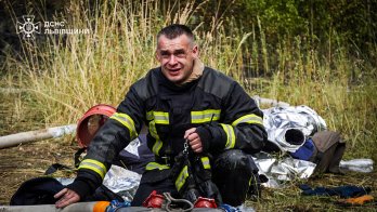 У ДСНС показали рятувальників, які 12 годин ліквідовували наслідки атаки на Львівщину – 26
