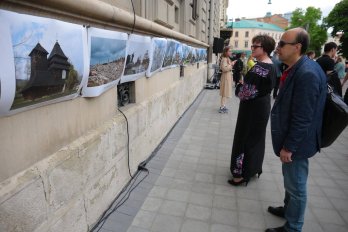 До Дня Європи у Львові представили фотовиставку та арт-проєкт "Валіза" – 04
