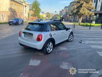 У Львові водійка MINI Cooper збила підлітка на велосипеді – 01