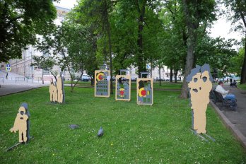 До Дня Європи у Львові представили фотовиставку та арт-проєкт "Валіза" – 01