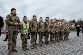 На Стрітення у Львові запалили свічки на могилах загиблих воїнів