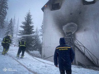 На курорті Драгобрат виникла пожежа в готелі — людей евакуювали – 05