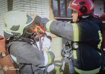 Через пожежу в багатоповерхівці у Львові рятувальники евакуювали п’ятьох дітей – 04