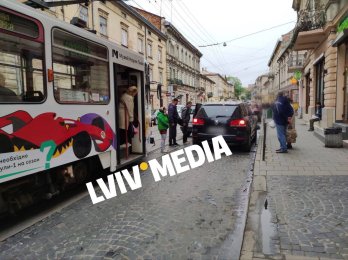 У Львові на вулиці Личаківській сталася автопригода: трамваї не курсують – 03
