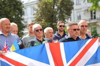 Британські благодійники на Львівщині передали українським військовим 20 позашляховиків – 04