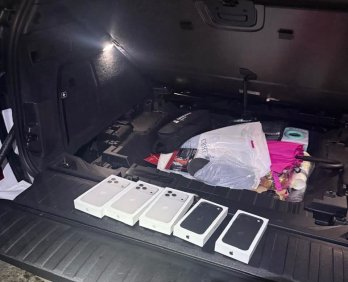 Львів’янин на BMW намагався ввезти контрабанду нових iPhone 18 – 03
