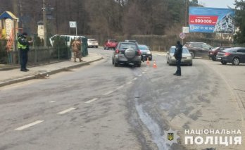 П’яний водій у Брюховичах в’їхав у паркан, авто та електроопору: постраждав пішохід