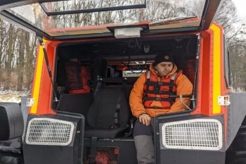 Львівські рятувальники показали, як допомогти людині, яка провалилася під лід – 04