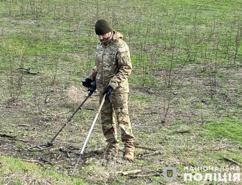 Вибухотехніки поліції Львівщини розміновують Херсонщину