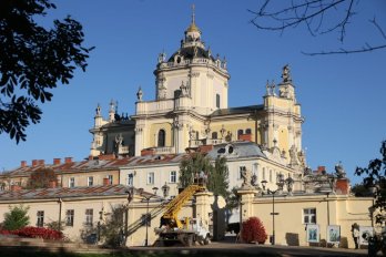 Лишайник на скульптурах: у Львові перевірили фігури на соборі Святого Юра – 03