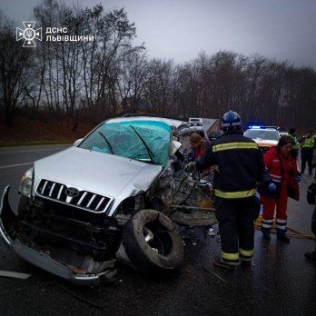 Рятувальники деблокували травмовану жінку з авто