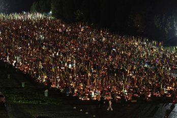 Львів’яни одночасно запалили лампадки на полях Почесних поховань воїнів – 03