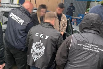На хабарі затримали посадовця Львівської митниці, який брав “відкати” за контрабанду елітних прикрас – 03