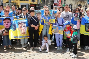 У центрі Львова встановили крісло, яке нагадує про полонених і зниклих безвісти військових – 05