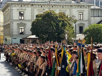 Сотні львів’ян прийшли попрощатися із загиблою від ракетного обстрілу сім’єю Базилевичів