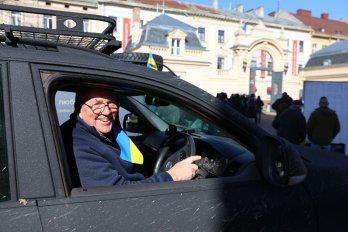 Іноземні волонтери у Львові передали 35 пікапів для ЗСУ – 04