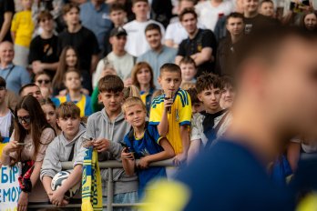 П’ять тисяч голосів, «Червона рута» і тату про солдата: збірна повернулась до Львова – 05